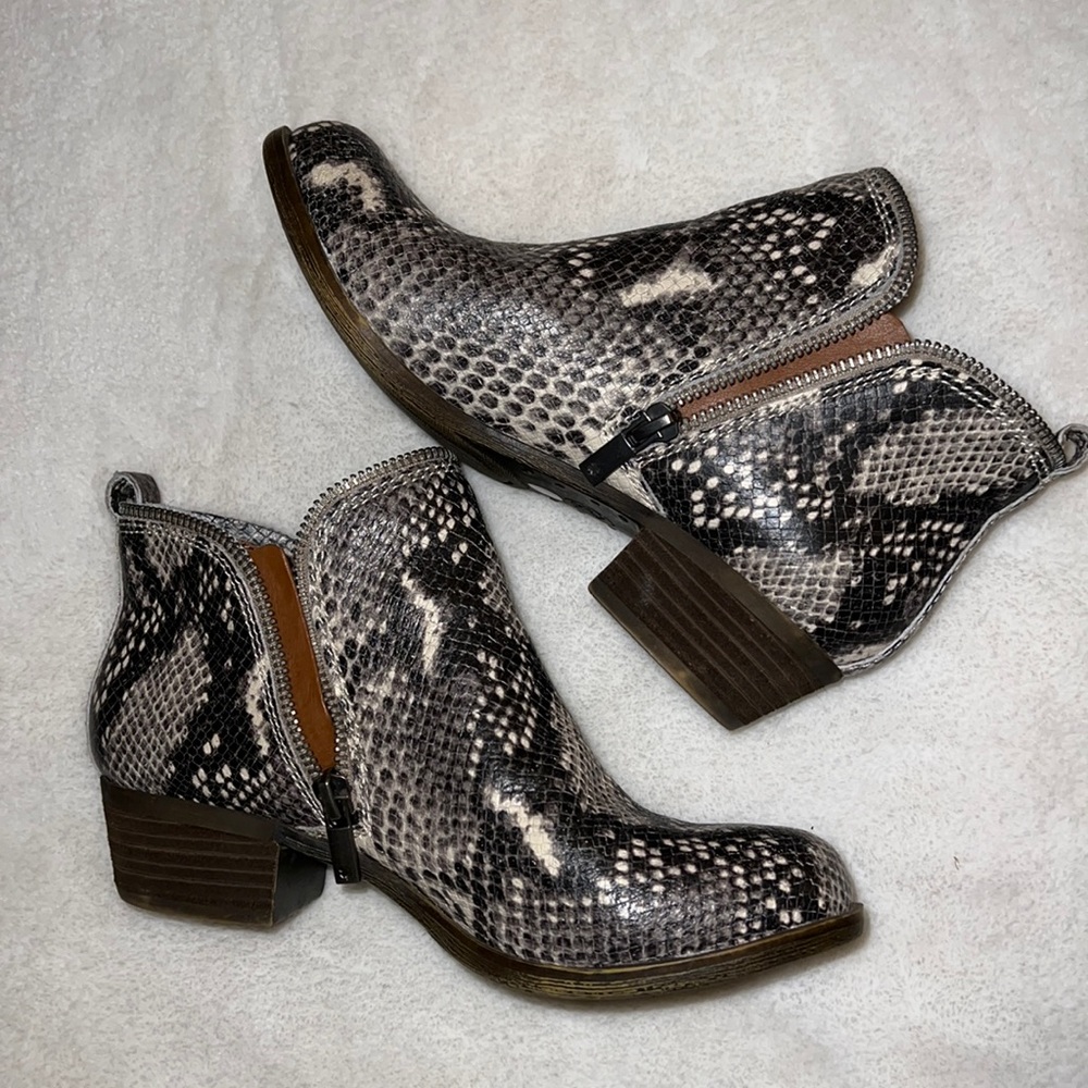 new never worn lucky brand double zip snakeskin ankle boots